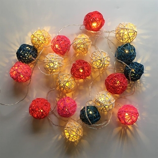 LED lyskæde med rattan kugler i forskellige farver